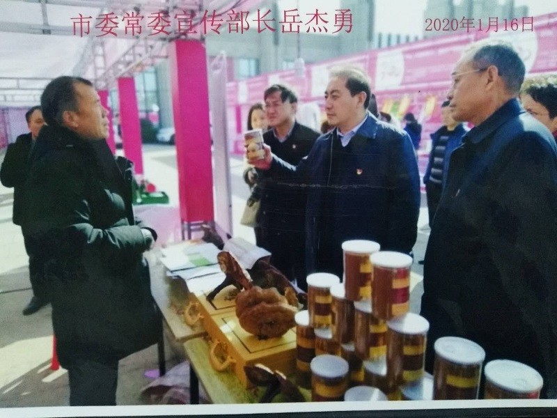 平顶山市旅游产品展销会上，市委常委宣传部长岳杰勇及其他领导现场指导