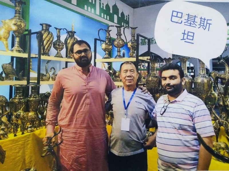 康力加灵芝场老总郭新义参加一带一路会议，与外国客商合影留念