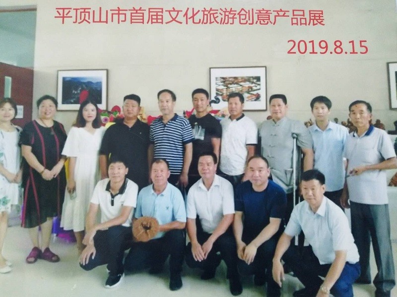 平顶山市首届文化旅游创意产品展销会，康力加灵芝种植场老总郭新义与部分展销商合影留念