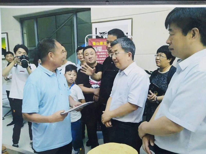 康力加灵芝种植场老总郭新义与市领导交谈